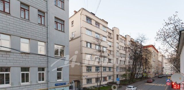 Продам четырехкомнатную вторичку 135.0 м этаж 2/4 город Москва Цветной бульвар ЦАО Тверской переулок Большой Каретный 20/1